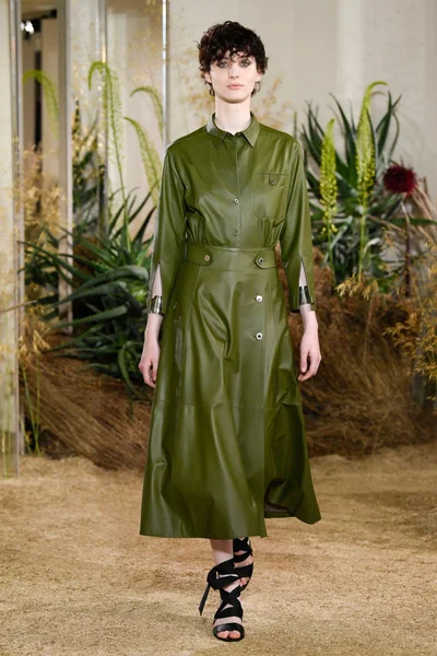 Look 10